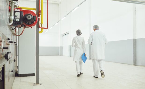 La Ceguera de Taller y el Valor del Diagnóstico Externo: Guía para un Gemba Walk de Inocuidad